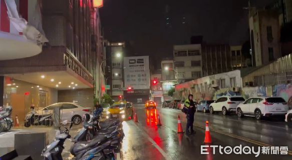 ▲台南市中西區28日凌晨起，因颱風風勢轉強並下雨，各處陸續有樹倒、招牌脫落等情形，市警二分局員警漏夜做安全封閉及警戒處置，並通知排除障礙。（圖／記者林悅翻攝，下同）