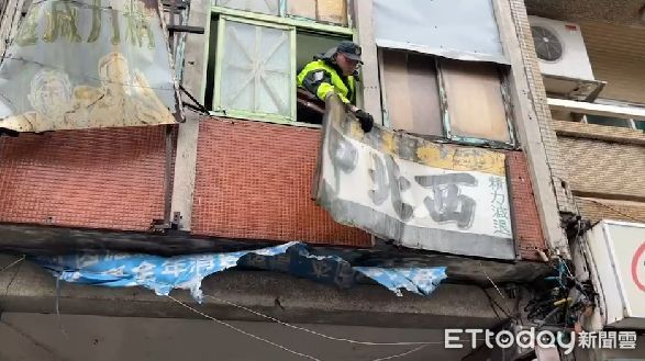 ▲台南市中西區28日凌晨起，因颱風風勢轉強並下雨，各處陸續有樹倒、招牌脫落等情形，市警二分局員警漏夜做安全封閉及警戒處置，並通知排除障礙。（圖／記者林悅翻攝，下同）