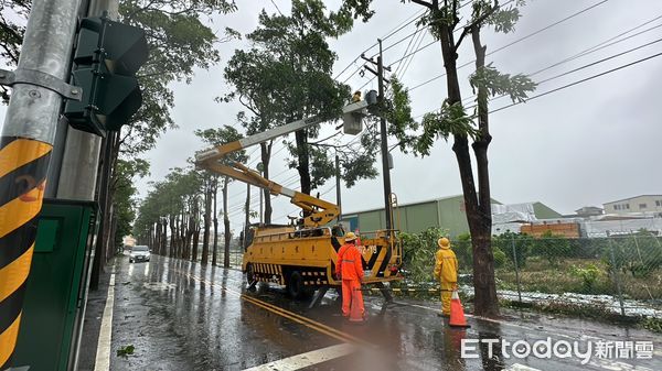 ▲▼杜蘇芮狂風暴雨橫掃！高雄38291戶大停電，多處電桿被吹倒，台電派員緊急搶修中。（圖／記者陳宏瑞攝）