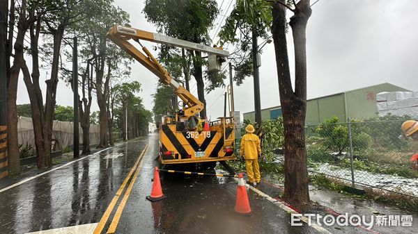 ▲▼杜蘇芮狂風暴雨橫掃！高雄38291戶大停電，多處電桿被吹倒，台電派員緊急搶修中。（圖／記者陳宏瑞攝）