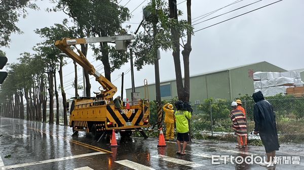 ▲▼杜蘇芮狂風暴雨橫掃！高雄38291戶大停電，多處電桿被吹倒，台電派員緊急搶修中。（圖／記者陳宏瑞攝）