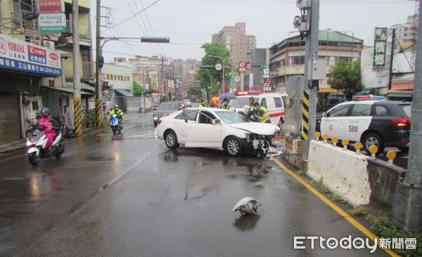 ▲▼      台中自撞車禍，駕駛慘死       。（圖／記者鄧木卿翻攝）