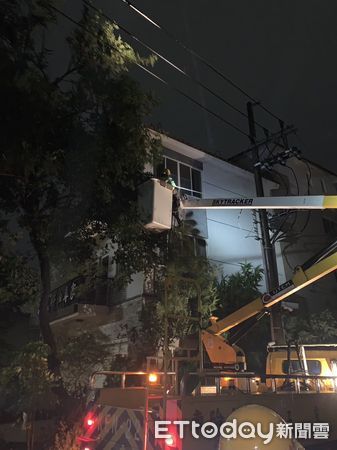 ▲杜蘇芮颱風橫掃台南地區，造成44675戶停電，目前尚有4137戶積極搶修復電中。（圖／記者林悅翻攝，下同）