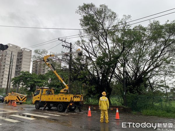 ▲杜蘇芮颱風橫掃台南地區，造成44675戶停電，目前尚有4137戶積極搶修復電中。（圖／記者林悅翻攝，下同）