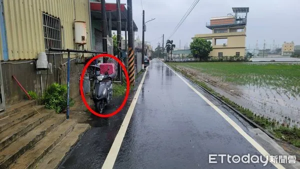 ▲外送員的機車已經被扶起，人被送往醫院             。（圖／記者吳奕靖翻攝）