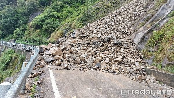 ▲杜蘇芮來襲，台8線和平段大量落石坍落阻斷交通。（圖／公路總局提供）