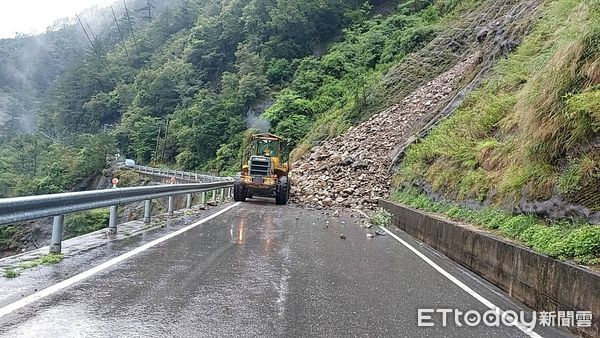 ▲杜蘇芮來襲，台8線和平段大量落石坍落阻斷交通。（圖／公路總局提供）