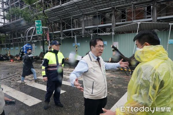 ▲台南市長黃偉哲一早也馬不停蹄前往麻豆柚園、永康抽水站及亞太棒球場、台南火車站等地視察，了解受風雨影響狀況。（圖／記者林悅翻攝，下同）