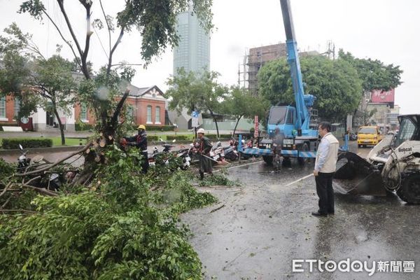 ▲台南市長黃偉哲一早也馬不停蹄前往麻豆柚園、永康抽水站及亞太棒球場、台南火車站等地視察，了解受風雨影響狀況。（圖／記者林悅翻攝，下同）