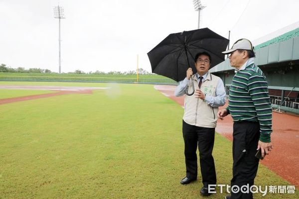 ▲台南市長黃偉哲一早也馬不停蹄前往麻豆柚園、永康抽水站及亞太棒球場、台南火車站等地視察，了解受風雨影響狀況。（圖／記者林悅翻攝，下同）