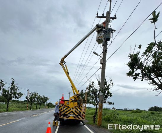 ▲杜蘇芮颱風影響雲林多鄉鎮傳出停電情況，台電人員積極搶修中。（圖／記者蔡佩旻翻攝）