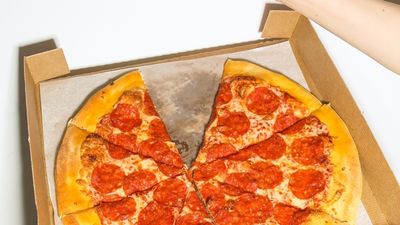 被外送員偷吃？英婦訂披薩「打開發現少3片」傻了　網看照片驚：還有半片的