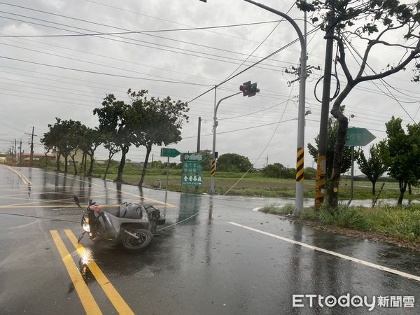 ▲台南市佳里區麻興路二段263號前西向東車道，發生一名女子騎乘機車不慎被墜落電線絆倒受傷送醫。（圖／記者林悅翻攝，下同）