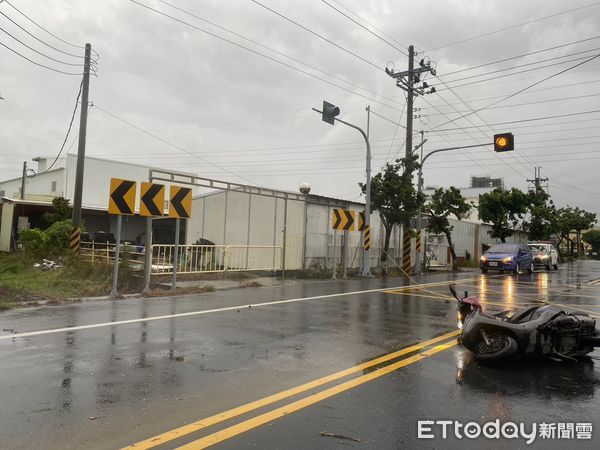 ▲台南市佳里區麻興路二段263號前西向東車道，發生一名女子騎乘機車不慎被墜落電線絆倒受傷送醫。（圖／記者林悅翻攝，下同）