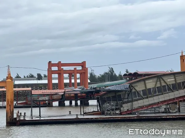 ▲水頭2號浮動連結橋疑似斷裂掉海。（圖／記者林名揚翻攝）