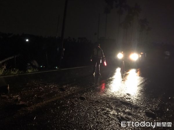 ▲里港警分局迅速排除路障             。（圖／記者陳崑福翻攝）