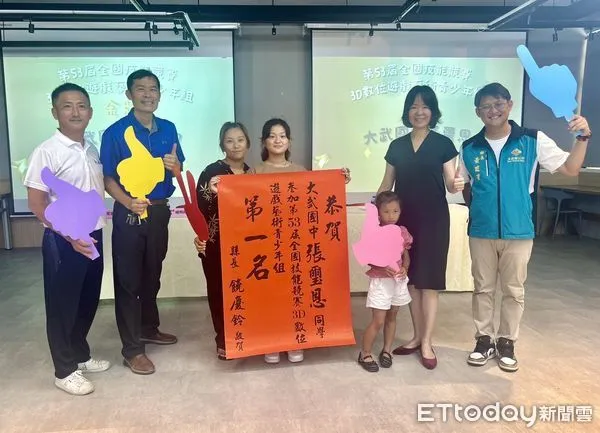 ▲教育處長蔡美瑤前往各獲獎同學學校頒贈紅榜恭賀。（圖／記者楊漢聲翻攝）