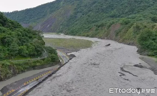 ▲▼台20線南橫公路梅蘭明隧道下方的的臨時便道遭沖毀。（圖／記者許宥孺翻攝）