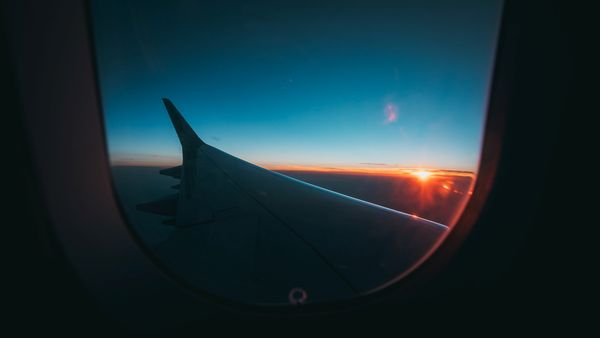 ▲▼紅眼班機,飛機,紅眼航班,飛機窗。（圖／取自免費圖庫Unsplash）