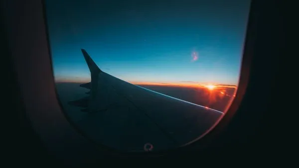 ▲▼紅眼班機,飛機,紅眼航班,飛機窗。（圖／取自免費圖庫Unsplash）