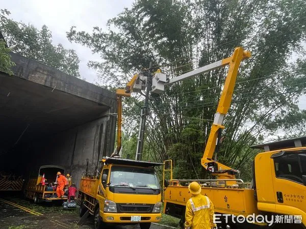 ▲台電派員積極搶修受到風勢影響的地區，截至28日下午4時止已有6萬2041餘戶恢復供電，尚有約5070戶停電中。（圖／記者林悅翻攝，下同）