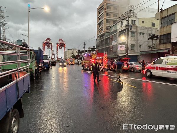 ▲高雄前鎮漁港旁民宅傳出火警，警消趕往救援             。（圖／記者吳奕靖翻攝）