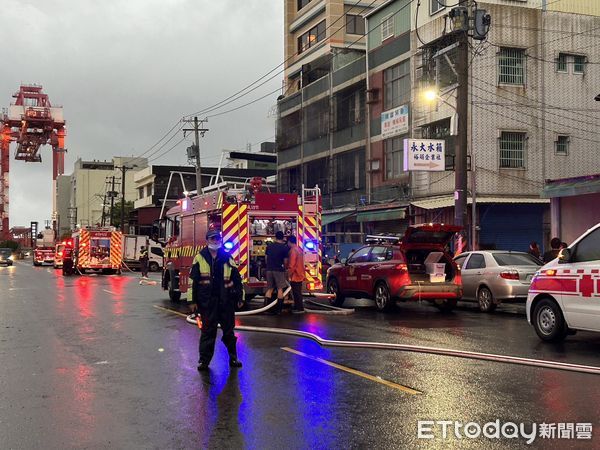 ▲高雄前鎮漁港旁民宅傳出火警，警消趕往救援             。（圖／記者吳奕靖翻攝）