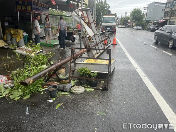 ▲中颱杜蘇芮風力強悍！計造成台南市路樹、廣告招牌，逾千件災損，市長黃偉哲要求工務局，水利局及轄管區公所等所屬單位，盡速在最短時間處理妥善。（圖／記者林悅翻攝，下同）