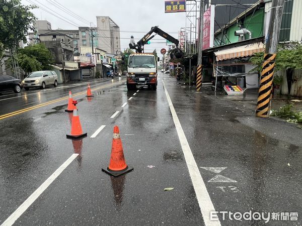 ▲中颱杜蘇芮風力強悍！計造成台南市路樹、廣告招牌，逾千件災損，市長黃偉哲要求工務局，水利局及轄管區公所等所屬單位，盡速在最短時間處理妥善。（圖／記者林悅翻攝，下同）