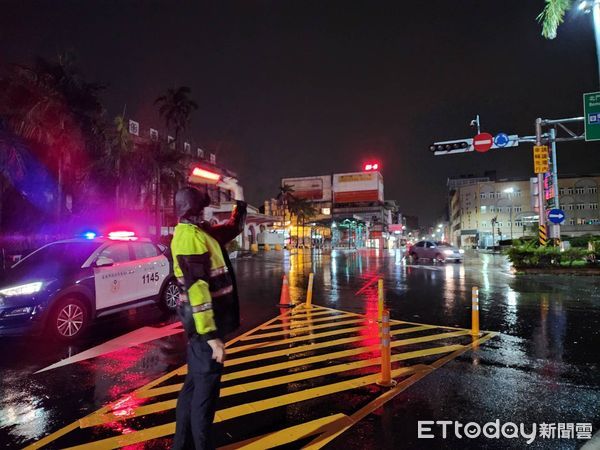 ▲中颱杜蘇芮風力強悍！計造成台南市路樹、廣告招牌，逾千件災損，市長黃偉哲要求工務局，水利局及轄管區公所等所屬單位，盡速在最短時間處理妥善。（圖／記者林悅翻攝，下同）