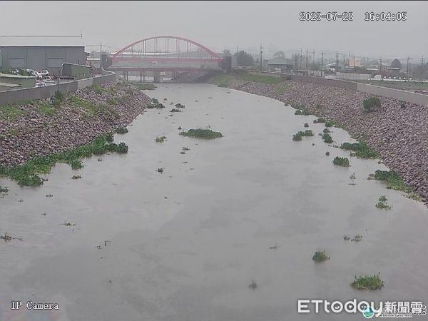 ▲水利署第六河川局指出，近年積極進行台南市三爺溪排水整治工程、曾文溪排水十二佃疏洪箱涵以及黃金海岸養灘工程等工程，在杜蘇芮颱風期間發揮功效，順利通過第一關考驗。（圖／記者林悅翻攝，下同）