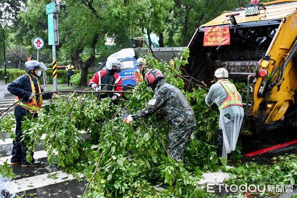 ▲杜蘇芮颱風造成高雄市800件路樹倒塌案，環保局加派人力清出372噸災後垃圾。（圖／記者許宥孺翻攝）