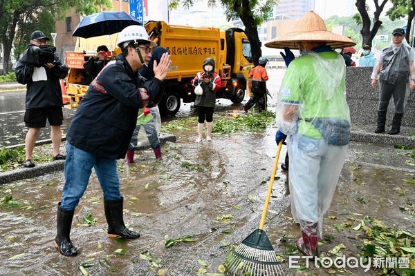 ▲杜蘇芮颱風造成高雄市800件路樹倒塌案，環保局加派人力清出372噸災後垃圾。（圖／記者許宥孺翻攝）