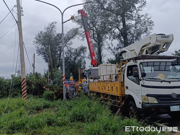 ▲台電人員搭乘專機跨海支援搶修。（圖／記者林名揚翻攝）