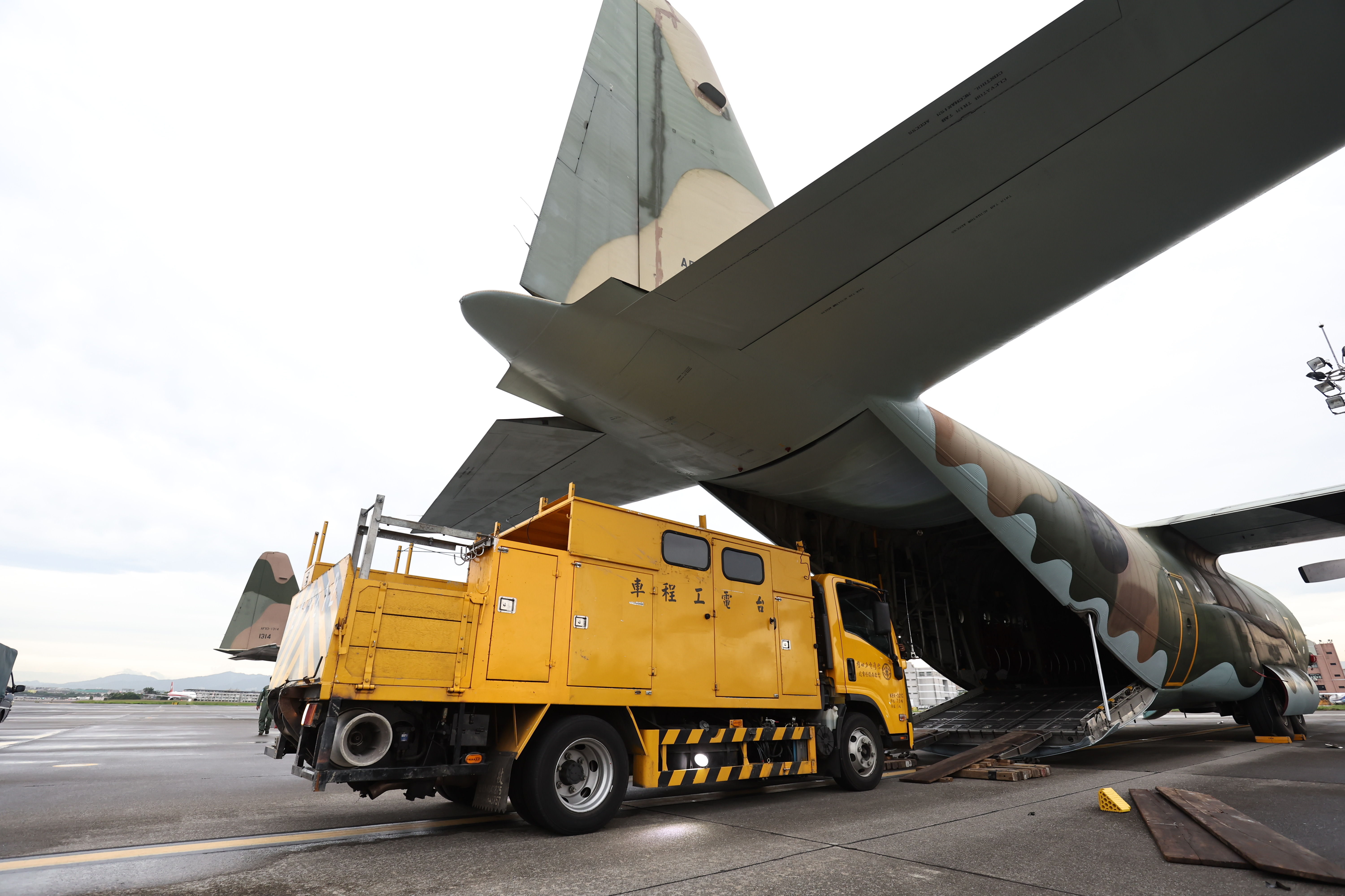 ▲▼台電已加派人力並備妥搶修車輛機具，於今日上午6時整裝由空軍啟動C-130運輸機載運前往金門支援搶修。（圖／經濟部提供）