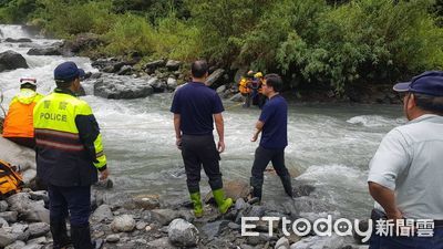 溪水暴漲！花蓮村長父子勘查水源受困　警消結繩橫渡順利救援