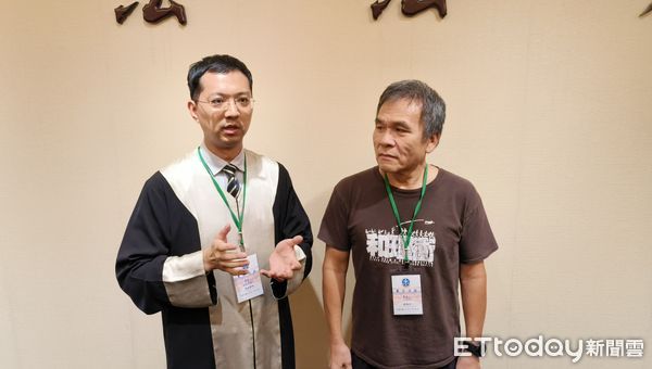 ▲▼中華航空企業工會理事長劉惠宗因選舉「幽靈人口」案聲請釋憲，到憲法法庭聆判後與律師周政受訪。（圖／記者黃哲民攝）