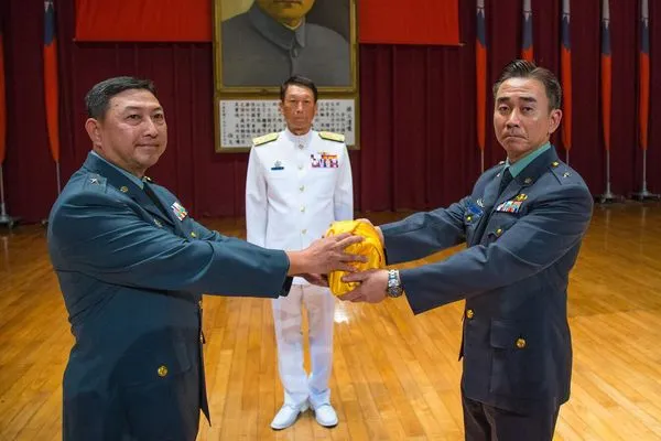 ▲▼余劍鋒少將(右)。（圖／取自Facebook／國防部發言人）