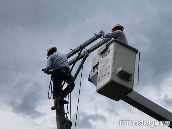 ▲台電屏東轄區搶修電力設施            。（圖／台電屏東區處提供）