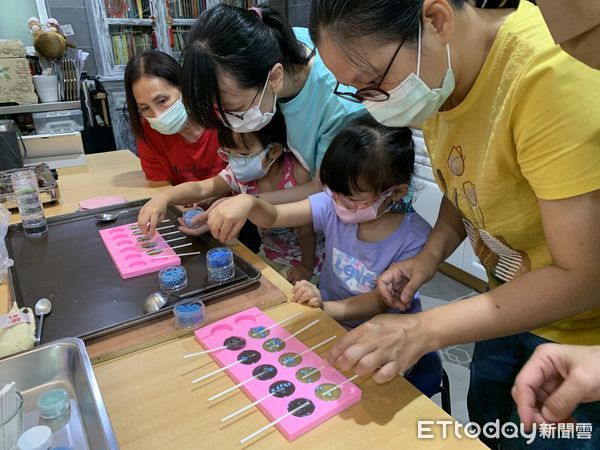 ▲「烤出幸福滋味」活動，邀請家長及孩子一起體驗烘焙的樂趣。（圖／門諾醫院提供，下同）