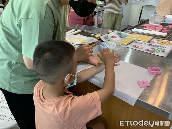 ▲「烤出幸福滋味」活動，邀請家長及孩子一起體驗烘焙的樂趣。（圖／門諾醫院提供，下同）