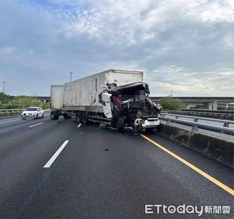 ▲▼國道台南段2聯結車追撞。（圖／記者林悅翻攝）