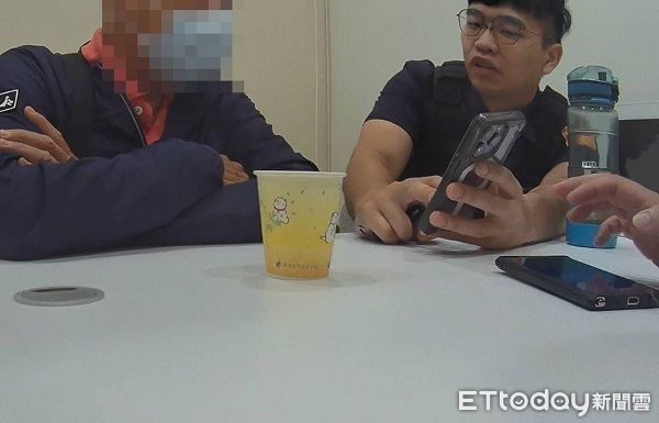 ▲警方也從手機秀出被騙案例，但王男仍執意要投資。（圖／桃園警分局提供）