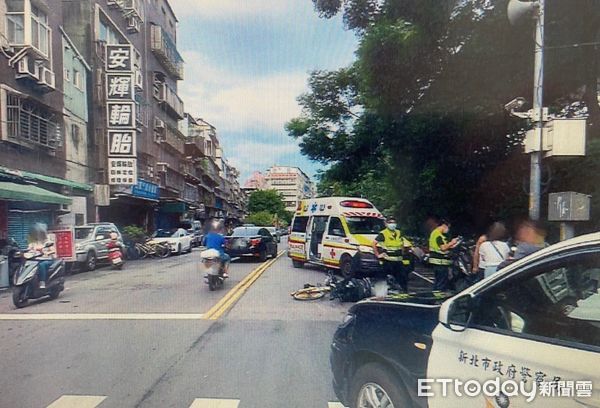 ▲▼腳踏車違規左轉，撞上直行的機車，2人受傷             。（圖／記者戴上容翻攝）