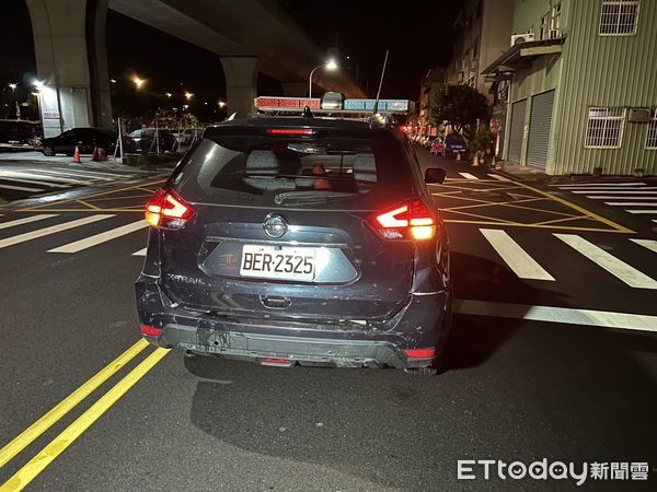 ▲▼肉販凌晨開車要去市場做生意卻追撞警車，辯稱精神不濟。（圖／民眾提供，下同）