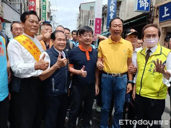 ▲謝典林（圖中）29日陪同郭台銘參香。（圖／記者唐詠絮攝）
