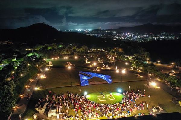 ▲朱銘美術館夏日夜開搭配活動免費入園+參與人潮盛況,在地青農分享會。（圖／新北景觀處提供）