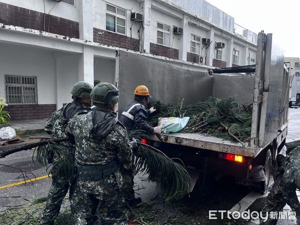 ▲▼颱風杜蘇芮離去後，金防部動員480人協助災後復原。（圖／林名揚翻攝）