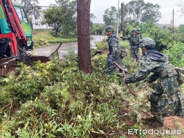 ▲▼颱風杜蘇芮離去後，金防部動員480人協助災後復原。（圖／林名揚翻攝）