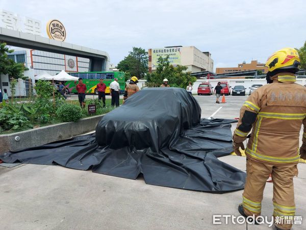 ▲台南市消防局29日上午舉行「搶救器材滅火毯6件捐贈儀式」，由黑橋牌企業公司董事長陳春利代表捐贈，消防局長李明峯代表受贈並頒發感謝狀。（圖／記者林悅翻攝，下同）